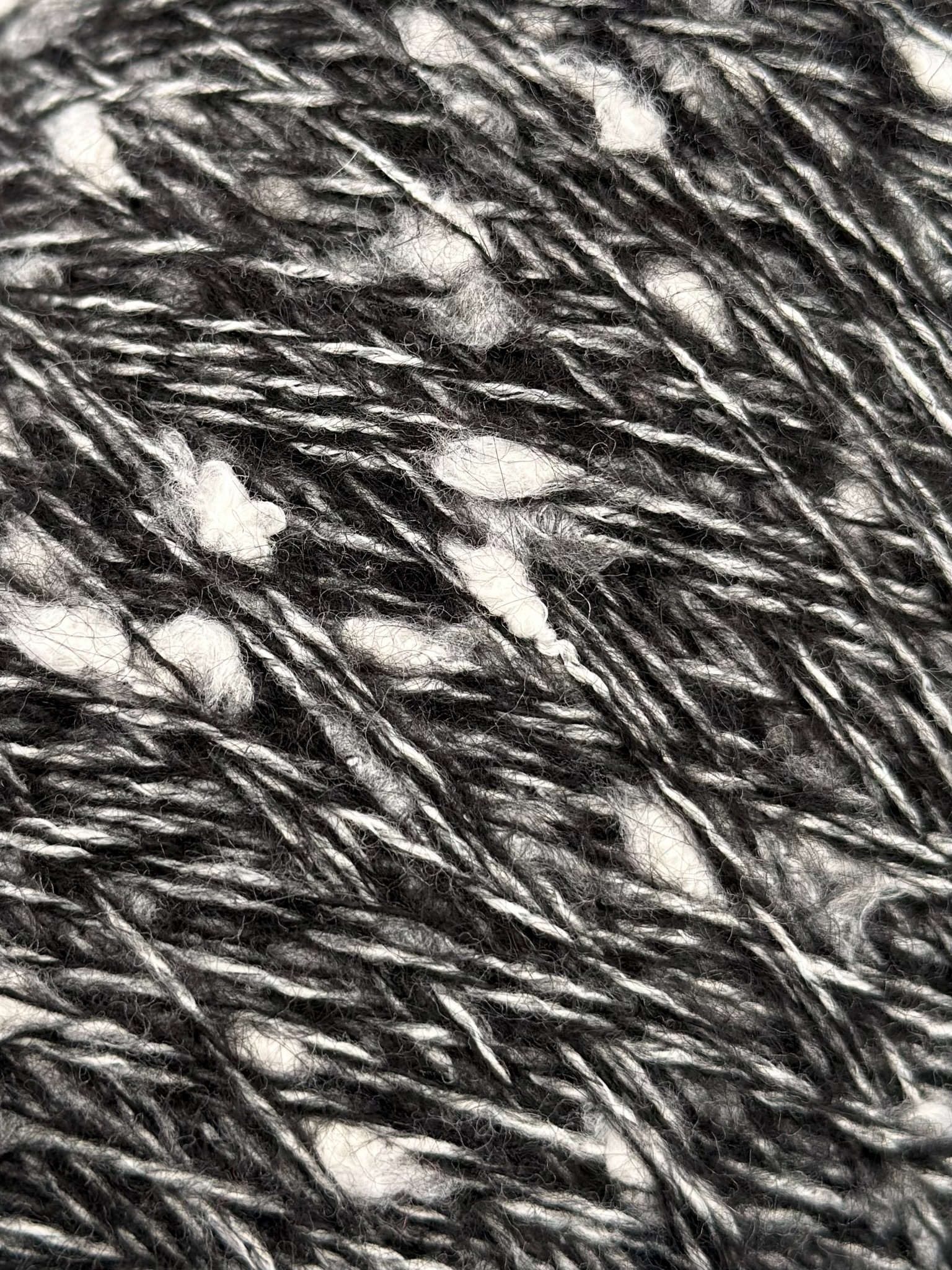 New Mill Fuego Nm 2500 – Fantasiegarn Bouclé mit Kaschmir, Wolle und Kid Mohair col. Schwarz